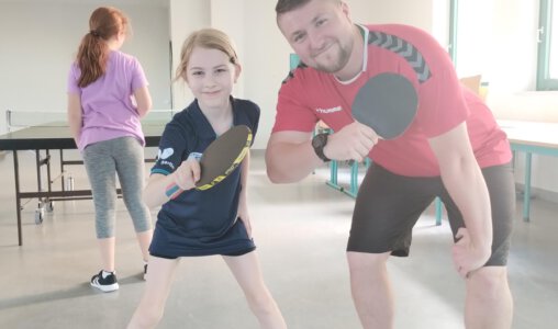 Schülerin schlägt Lehrer im Tischtennis