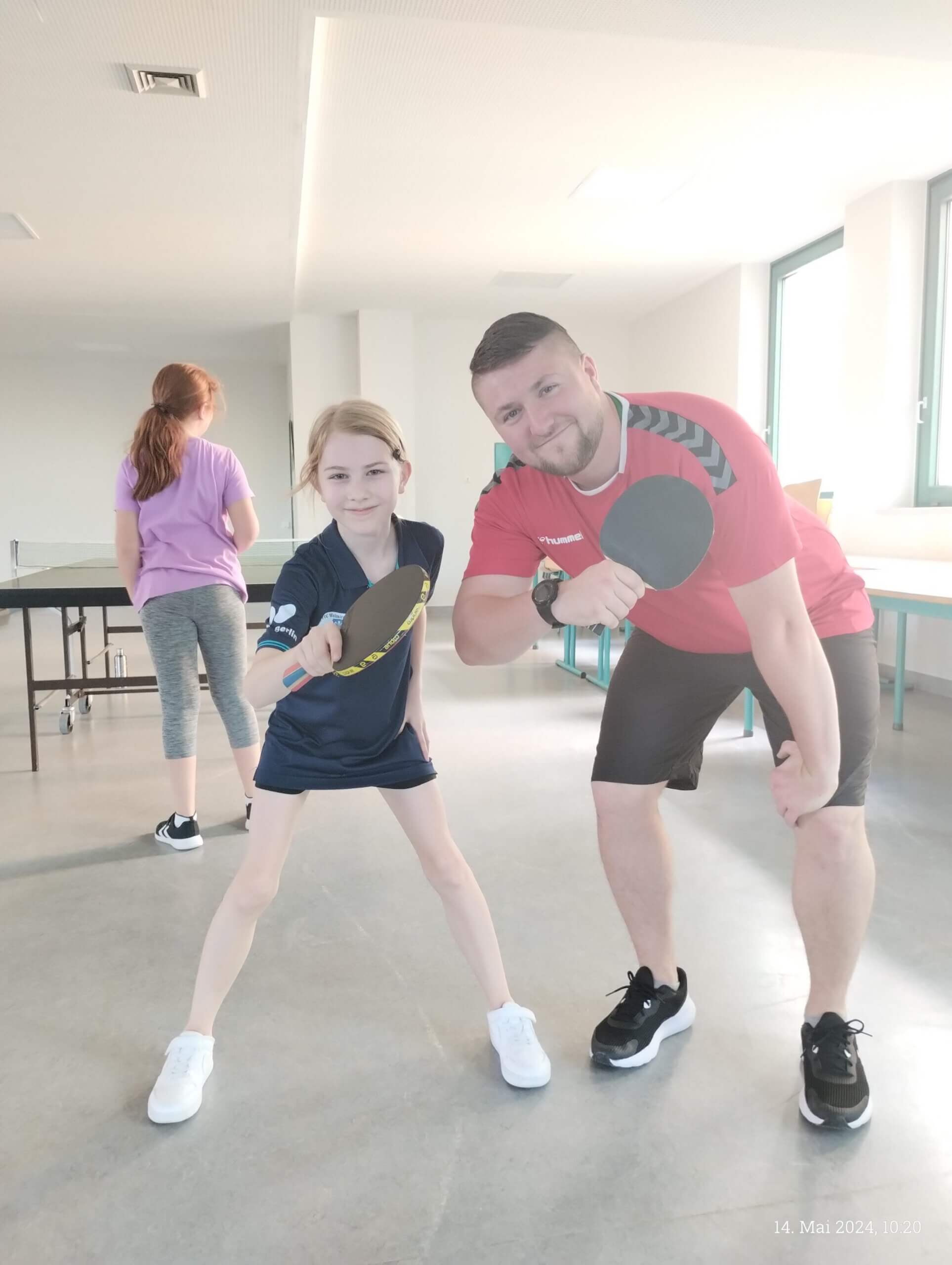 Schülerin schlägt Lehrer im Tischtennis
